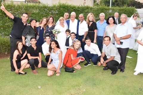 נורית ושמואל אולפק עם המשפחה חתונה מחוודשת באדיבות רשת מפגשים פת